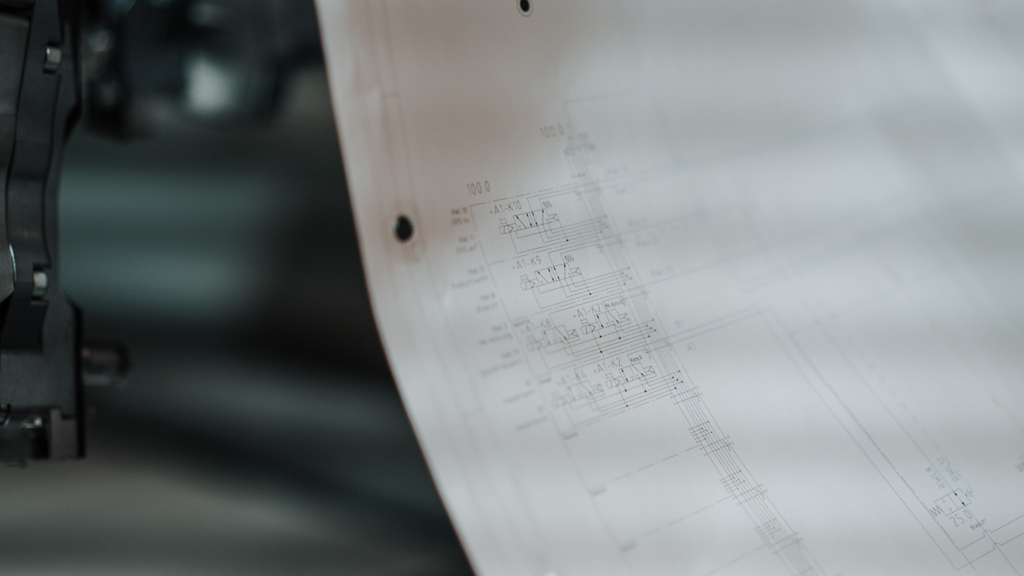 les dessins techniques et les mesures visibles sur le papier