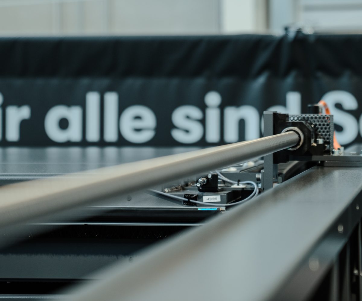 Gros plan sur une imprimante 3D ou une machine CNC